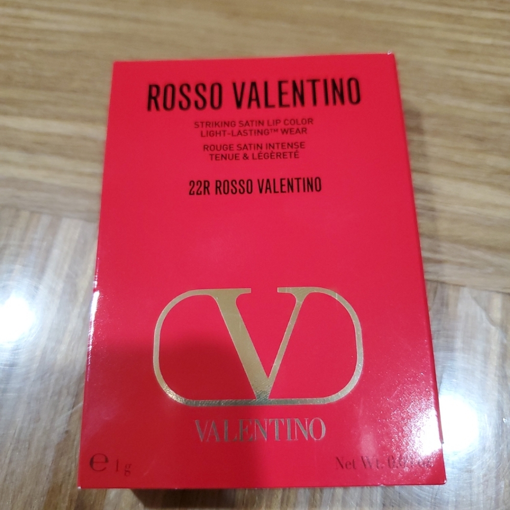 Valentino Rosso Striking Sating Lip color in 22R Rosso Valentino lipstick mini